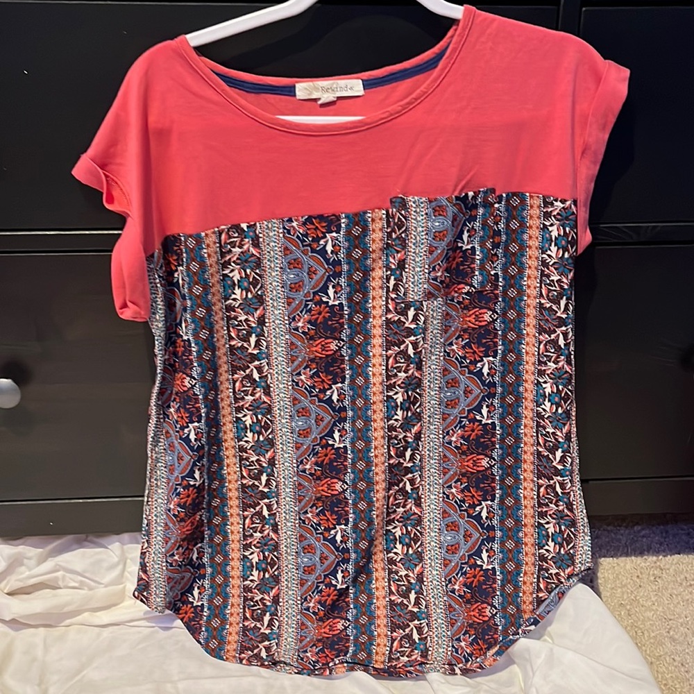 Short sleeved blouse. Coral with designs